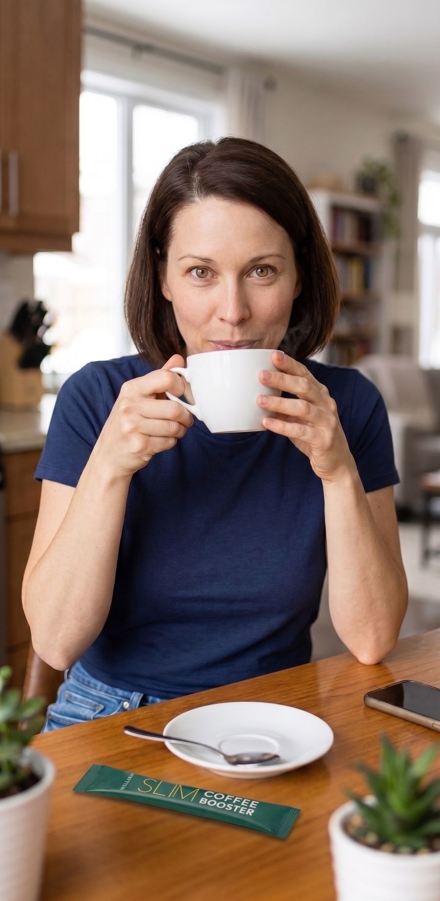 Sabine mit ihrem Morgenkaffee und einem Beutel Slim Coffee Booster